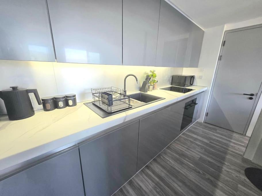 Modern Duplex Penthouse Panoramic Views & Parking Lejlighed Bradford  Eksteriør billede