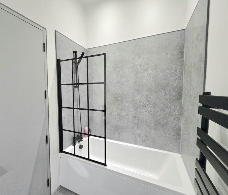 Modern Duplex Penthouse Panoramic Views & Parking Lejlighed Bradford  Eksteriør billede