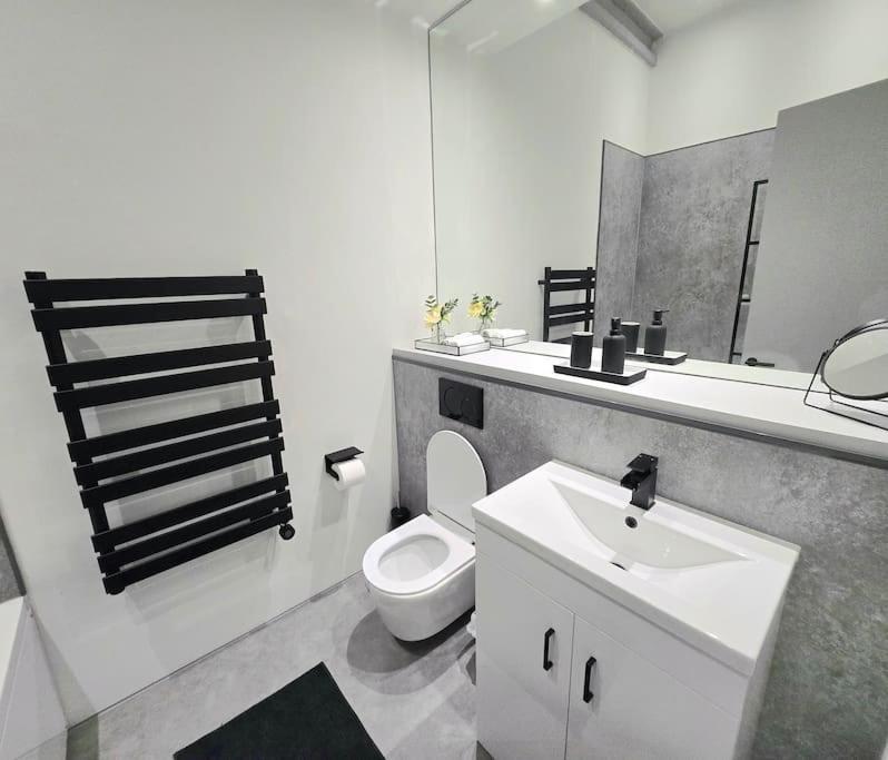 Modern Duplex Penthouse Panoramic Views & Parking Lejlighed Bradford  Eksteriør billede