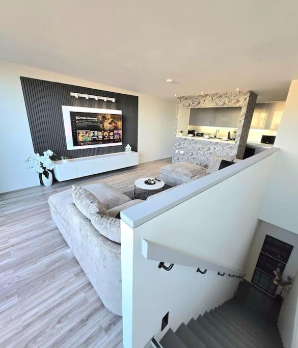 Modern Duplex Penthouse Panoramic Views & Parking Lejlighed Bradford  Eksteriør billede
