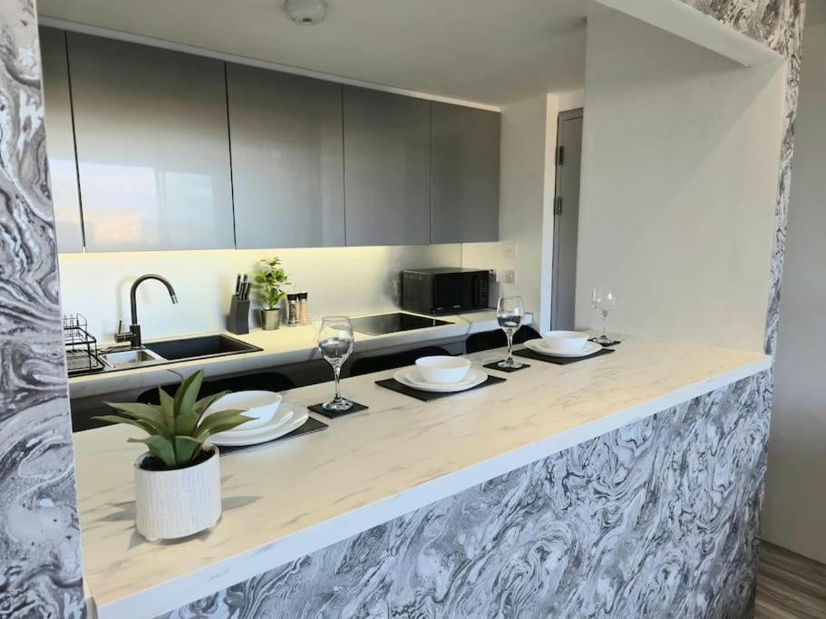 Modern Duplex Penthouse Panoramic Views & Parking Lejlighed Bradford  Eksteriør billede