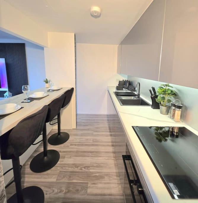 Modern Duplex Penthouse Panoramic Views & Parking Lejlighed Bradford  Eksteriør billede